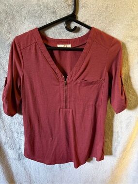 V-Neck Zip Pocket Short Sleeve Top in Burgundy by Dana Buchman